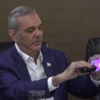 Presidente Abinader recibe su nueva cédula de identidad y electoral
