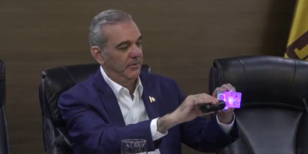 Presidente Abinader recibe su nueva cédula de identidad y electoral