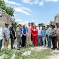 La arqueóloga dominicana Kathleen Martínez Nazar y la directora ejecutiva del proyecto “Tras los restos del Cacique Enriquillo”, Lidia Martínez de Macarrulla, durante un encuentro con residentes de Azua en las ruinas de Pueblo Viejo.