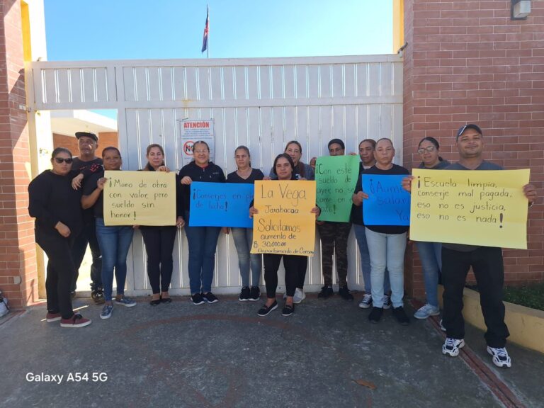 Conserjes y administrativos de escuelas públicas realizan protesta pacífica en Jarabacoa por aumento salarial