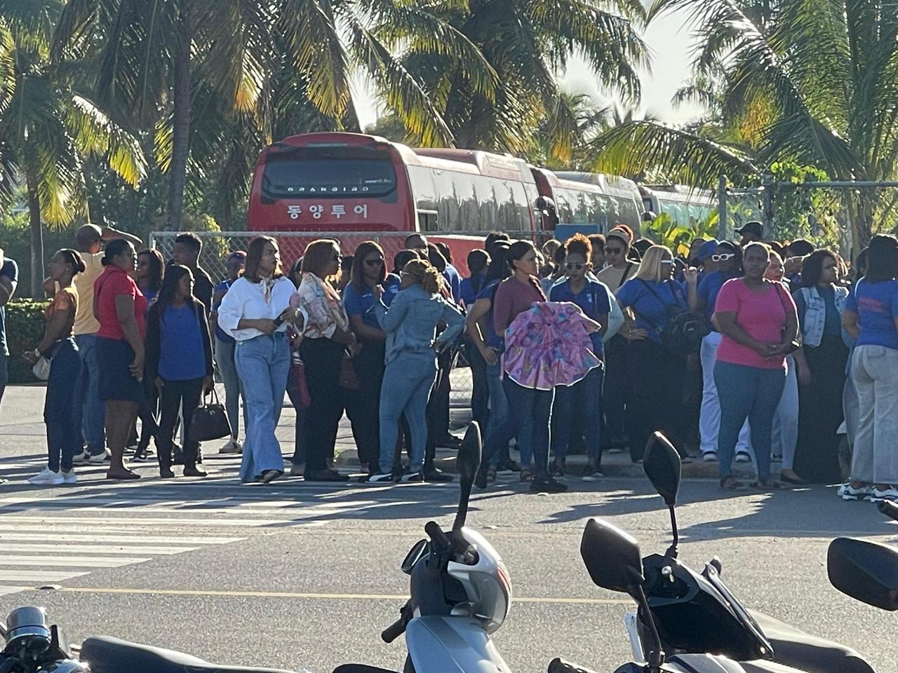 Maestros protestan frente al ITLA y exigen que el MINERD asuma la administración del Politécnico