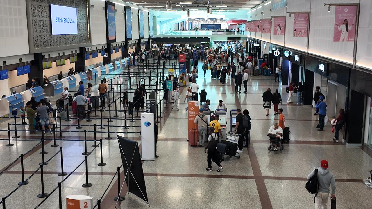 Recuperación del 90 % de las operaciones en el AILA tras cancelaciones por tormenta