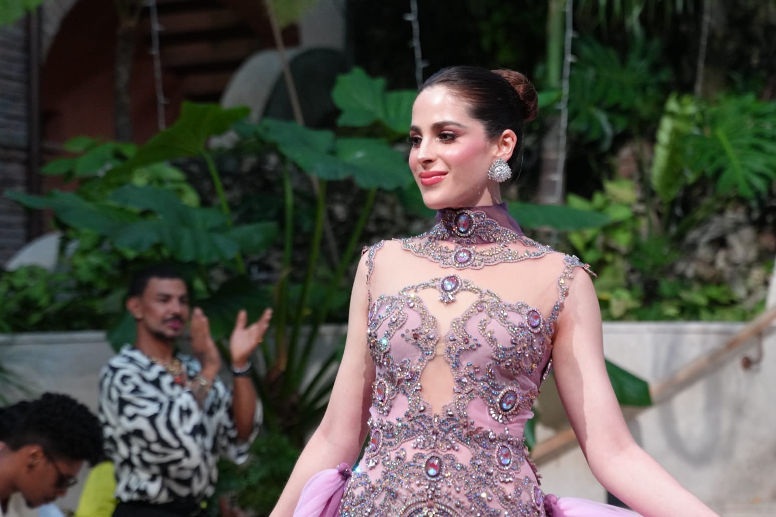 Miss Universo Fátima Bosch deslumbró en la pasarela del desfile de Giannina Azar