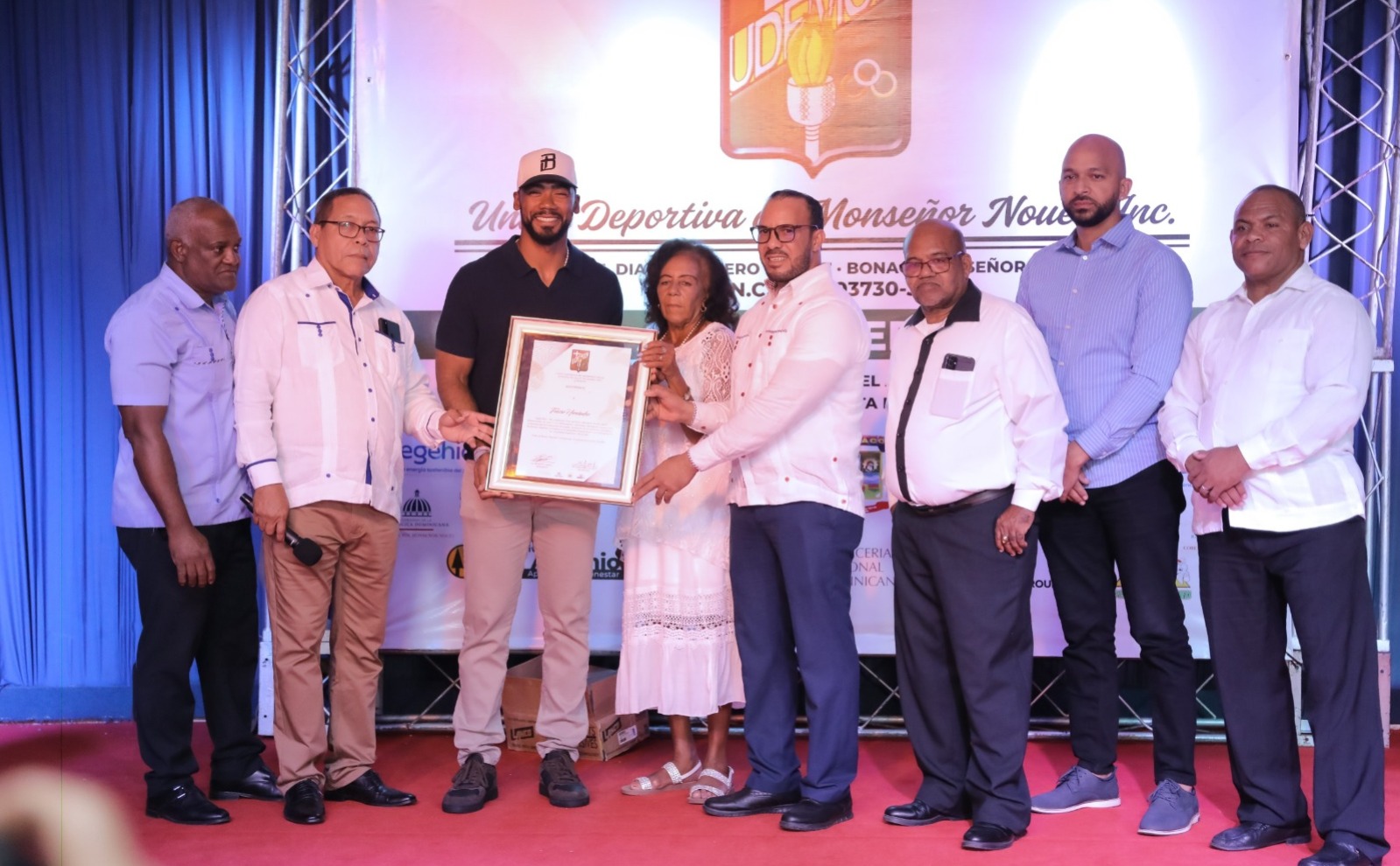 Unión Deportiva de Monseñor Nouel galardona a Teoscar Hernándezcomo Atleta del Año