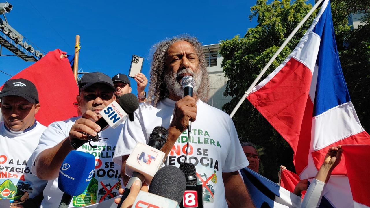 Encabezan marcha-caravana en Santiago contra la minería y advierte amenaza a fuentes de agua
