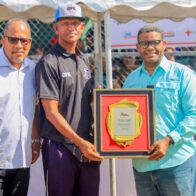 Liga Calcaño reconoce a Robert Polanco durante torneo infantil de béisbol en Santo Domingo Oeste