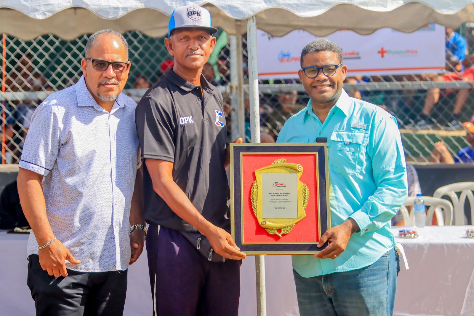 Liga Calcaño reconoce a Robert Polanco durante torneo infantil de béisbol en Santo Domingo Oeste