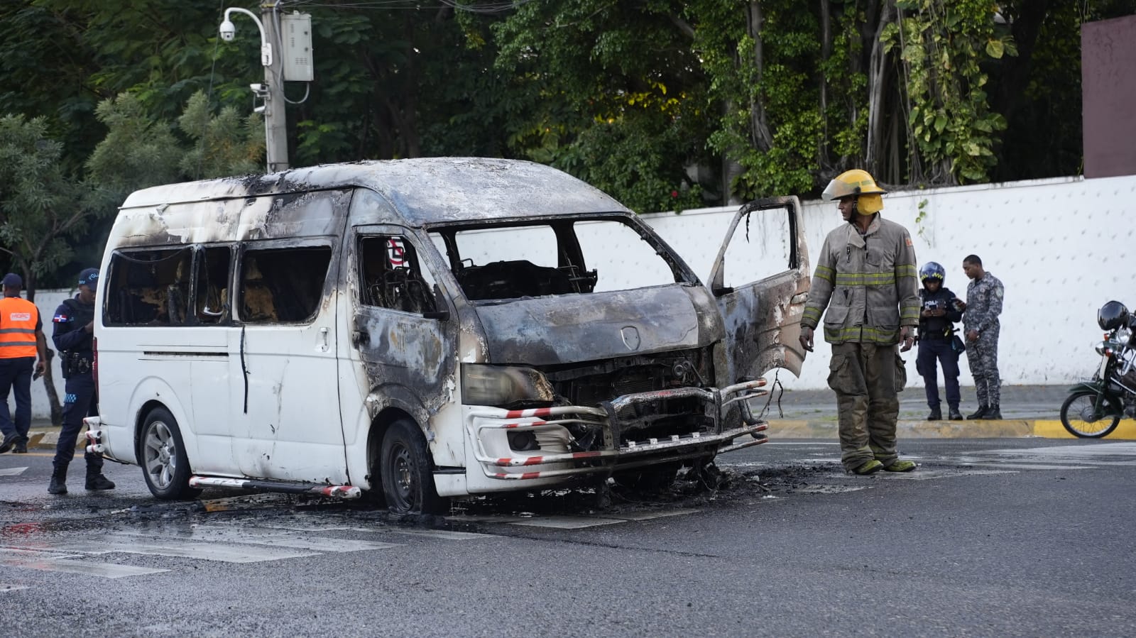 Vehículo se incendia en la avenida César Nicolás Penson; conductor resulta ileso
