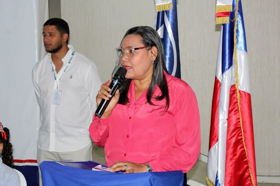 Gobernadora de Azua respalda programa “Escuelas Libres de Caries”