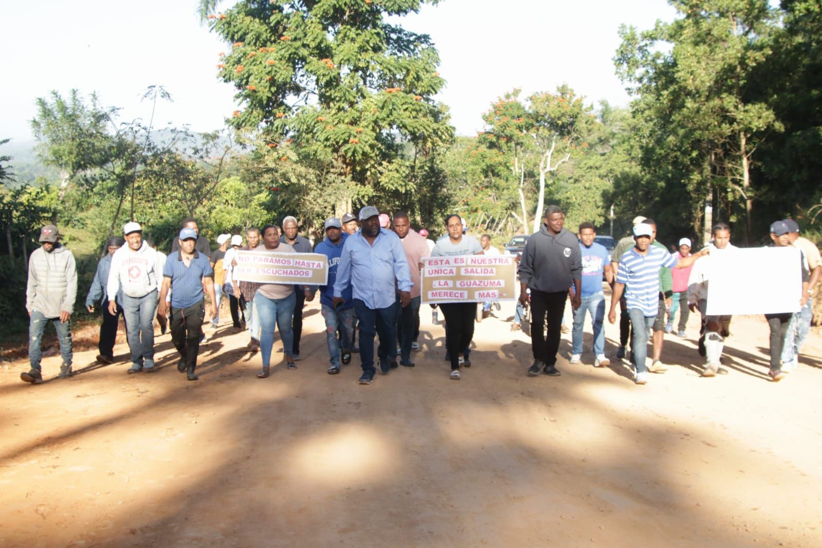 Productores de La Guázuma exigen que se concluyan los 5 kilómetros de carretera paralizada