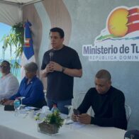 Ministro de Turismo resalta transformación del malecón de SPM y deja iniciados trabajos en playa El Faro