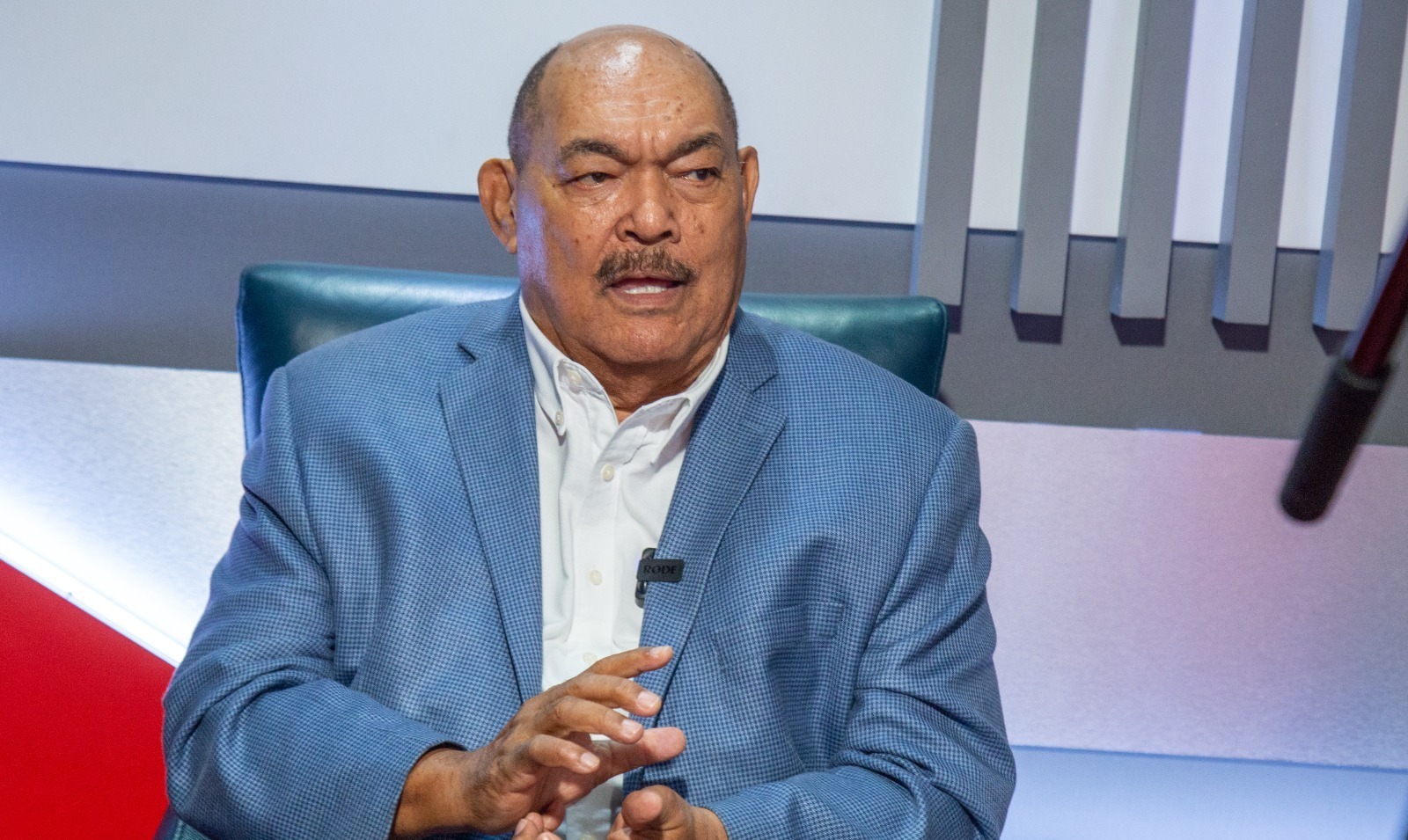 Ministro de Economía, Planificación y Desarrollo El presidente Salvador Jorge Blanco designó al ingeniero Alburquerque en esta posición a los 33 años, habiendo asumido la coordinación técnica de su campaña política a los 29 años, desde donde dirigió las negociaciones de República Dominicana con el Fondo Monetario Internacional (FMI). Al mismo tiempo desempeñaba la presidencia de la Refinería Dominicana de Petróleo (REFIDOMSA) y la presidencia de la Comisión Nacional Técnica Forestal (CONATEF)[3]​ desde donde se crearon los parques nacionales Jaragua en Pedernales, Valle Nuevo en La Vega, El Morro de San Felipe, en Montecristi, la Sierra de Bahoruco, Loma Quitaespuelas y otros. Otros cargos públicos desempeñados Ministro de Economía, Planificación y Desarrollo; Presidente de la Refinería de Petróleo; Presidente de la Comisión Nacional de Energía; Presidente de la Comisión Nacional Técnico Forestal (CONATEF); Senador de la República (provincia Monte Plata) por cuatro periodos 1990-2006 (tres veces presidente del Senado); Presidente del Partido Revolucionario Dominicana (PRD); Actualmente, es productor del programa de TV y radio, Los Sabios en Z; Director del Instituto Dominicano de Tecnología Industrial (INDOTEC), creado por el Banco Central por recomendación del Banco Mundial y el BID, para crear empresas e industrias nuevas y fortalecer las existentes, en 1975.