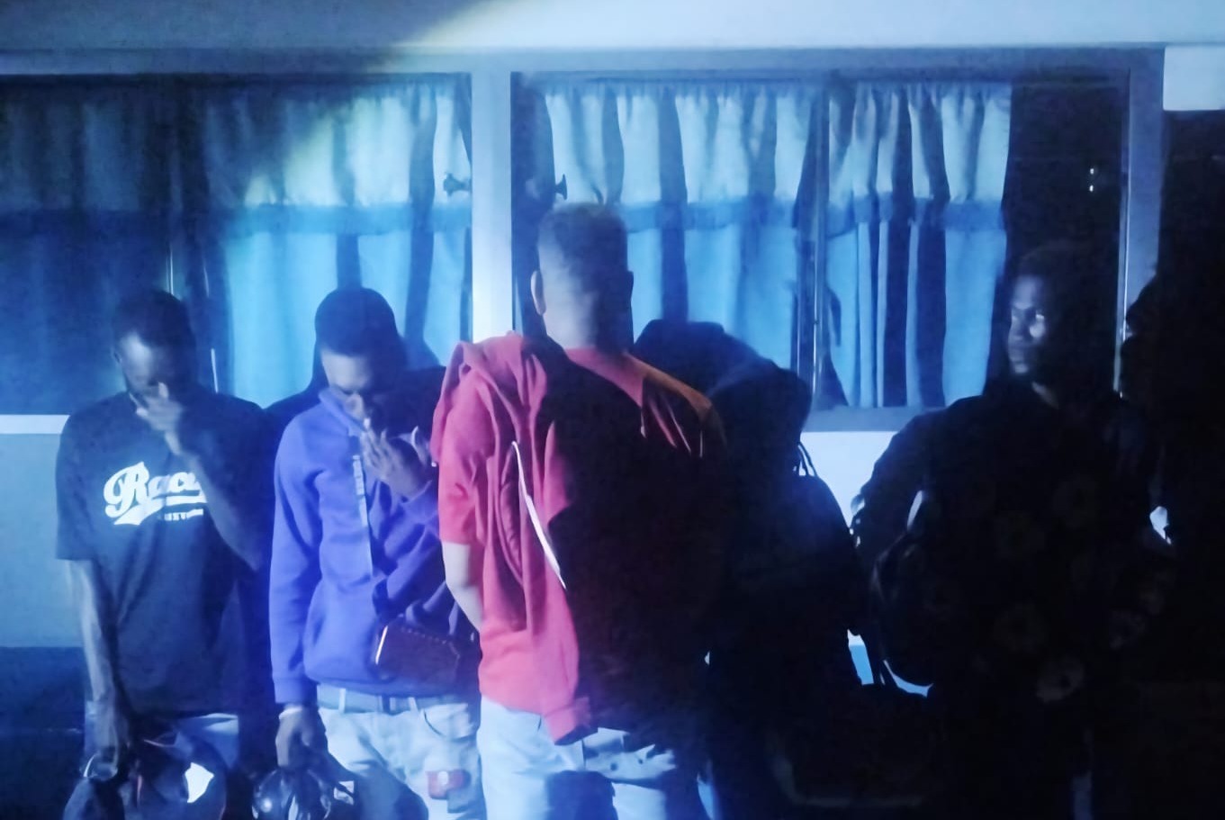 Ejército presenta al Ministerio Público a conductor de minibús que transportaba haitianos indocumentados en Montecristi