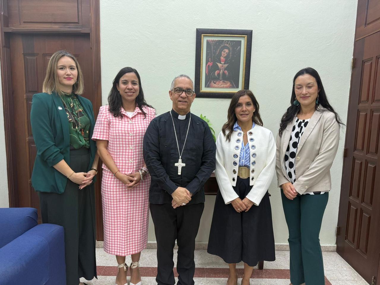 Embajadora de EE. UU. realiza primera visita a la Arquidiócesis de Santiago y se reúne con su arzobispo