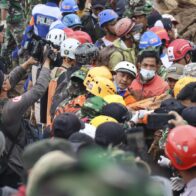 Indonesia confirma 49 muertos y busca a 15 personas una semana después de un deslizamiento