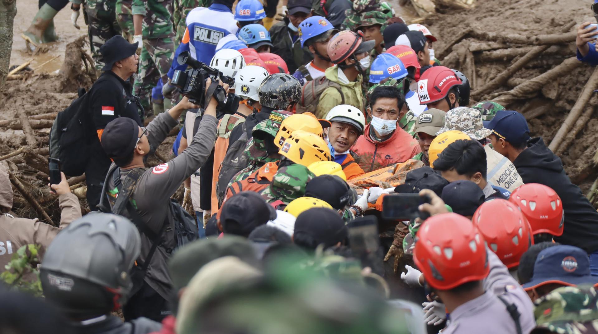 Indonesia confirma 49 muertos y busca a 15 personas una semana después de un deslizamiento