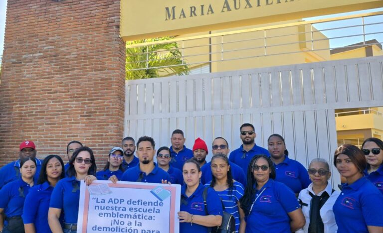 ADP Jarabacoa protesta y pide remodelación de la escuela intermedia; comunidad exige consulta ciudadana