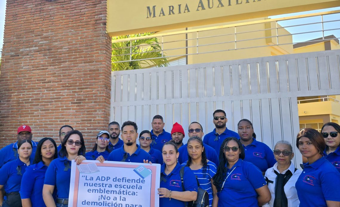 ADP Jarabacoa protesta y pide remodelación de la escuela intermedia; comunidad exige consulta ciudadana