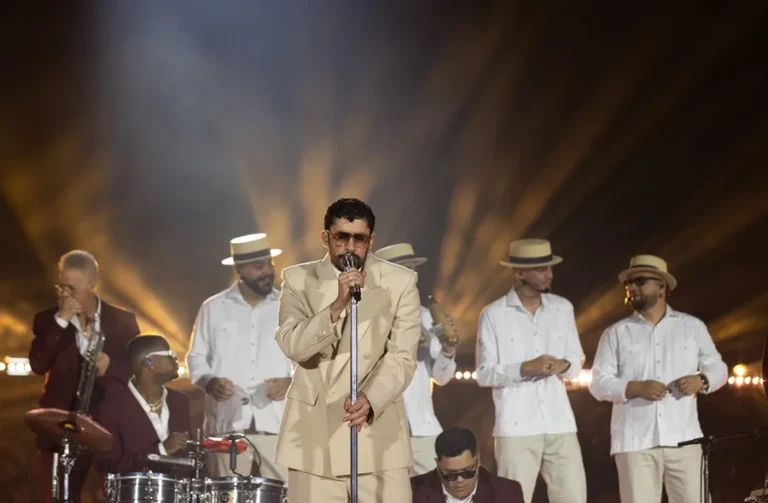 Bad Bunny presenta un adelanto de su espectáculo del entretiempo en la Super Bowl