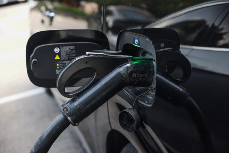 Pekín dice que la UE emitirá directrices sobre precios mínimos para los eléctricos chinos