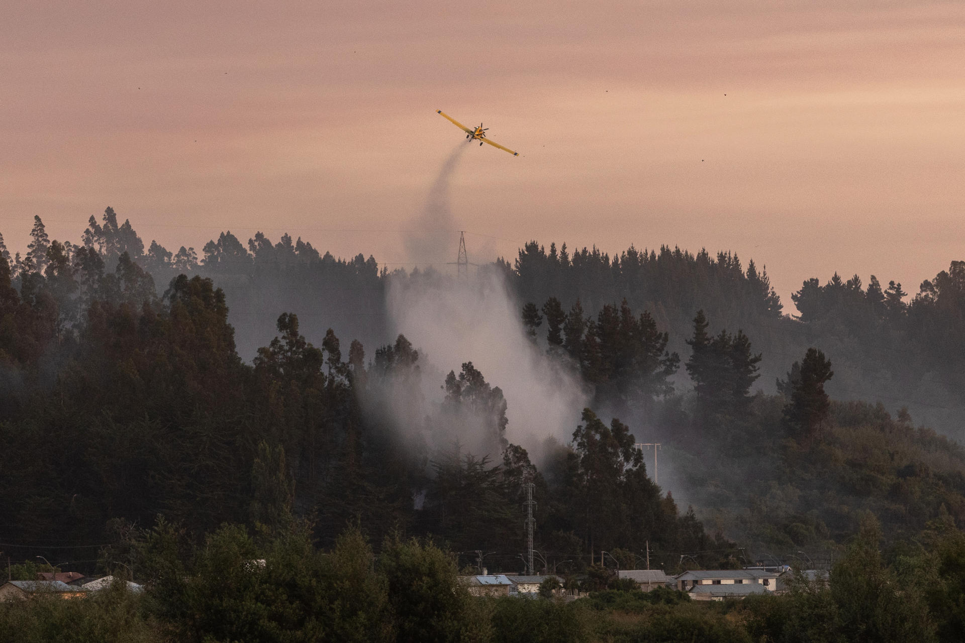 Suben a 19 los muertos en los incendios en Chile entre inquietud por reactivación de focos