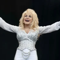 Dolly Parton, la reina del country, cumple 80 años alejada de los focos