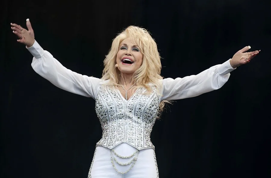 Dolly Parton, la reina del country, cumple 80 años alejada de los focos