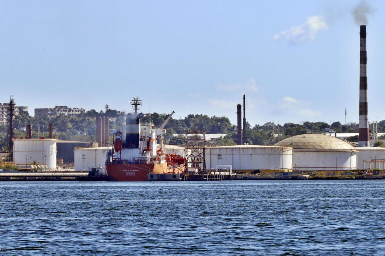 Arriba a Cuba petrolero con cerca de 86.000 barriles de combustible enviados por México