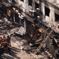 Más de 80 personas siguen desaparecidas en Pakistán, donde ya hay 26 muertos por incendio