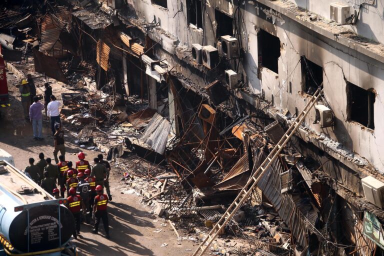 Más de 80 personas siguen desaparecidas en Pakistán, donde ya hay 26 muertos por incendio