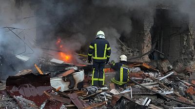 Ingenieros ucranianos luchan por devolver luz a hogares bajo frío extremo y ataques rusos