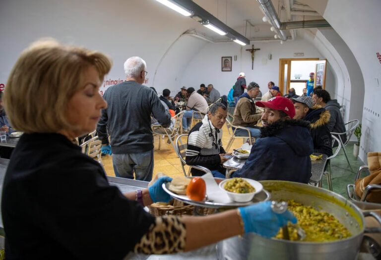 La Iglesia católica española celebra la regularización extraordinaria de inmigrantes