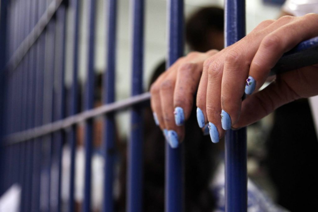 Mujer resulta detenida tras herir a varias personas en incidente durante entrevistas de trabajo en Verón