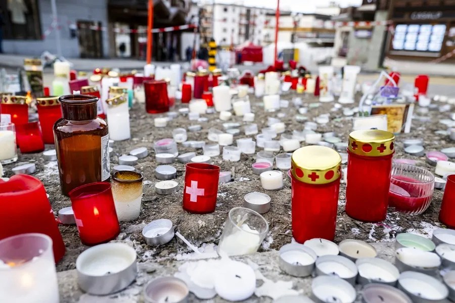 Investigación sobre el incendio de Suiza apunta al uso de bengalas cerca del techo