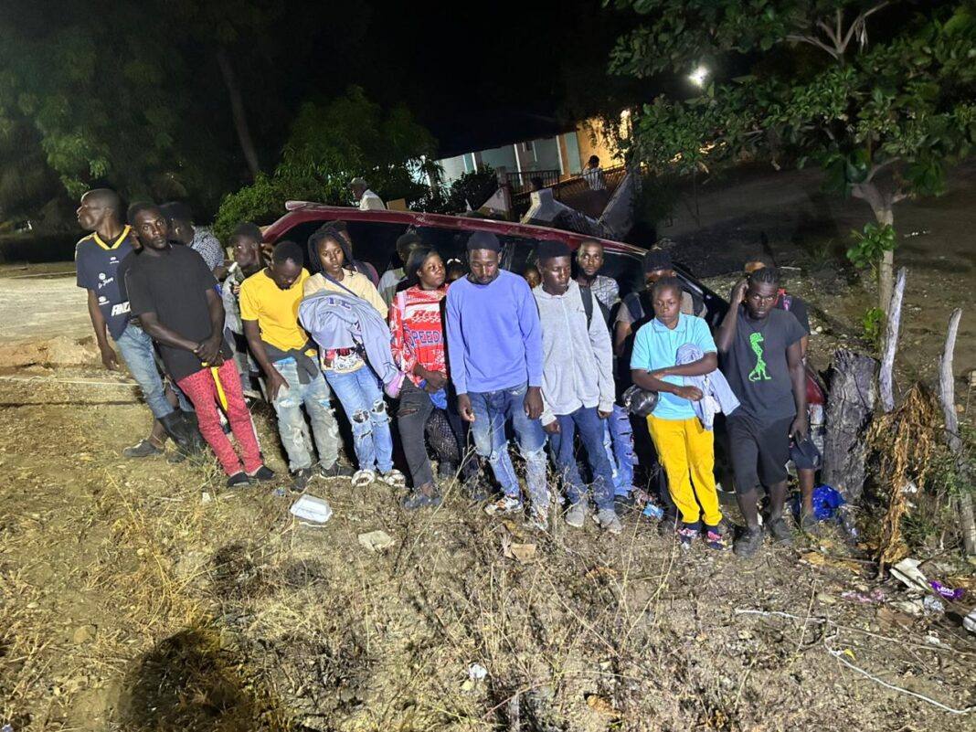 Ejército intercepta miniván con 30 haitianos indocumentados en el municipio Esperanza de Valverde