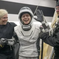 La misión Crew-11, que regresa por la enfermedad de un astronauta, ameriza con éxito en el océano