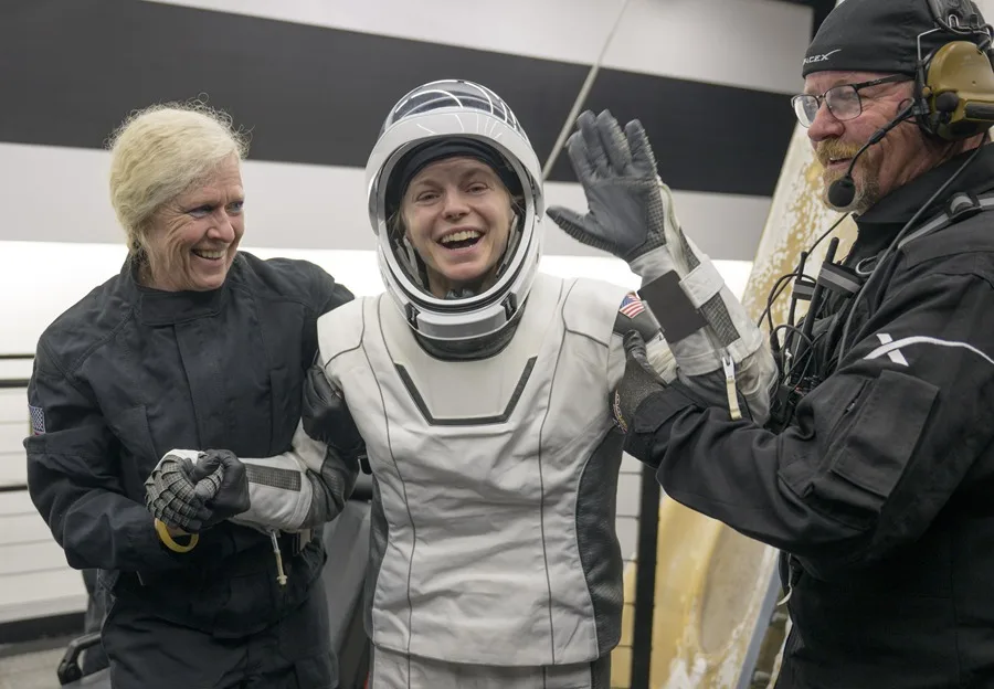 La misión Crew-11, que regresa por la enfermedad de un astronauta, ameriza con éxito en el océano