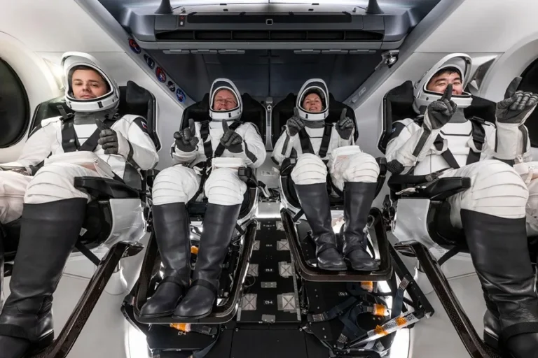 La Crew-11 se desacopla de la EEI e inicia su regreso a la Tierra con tripulante enfermo