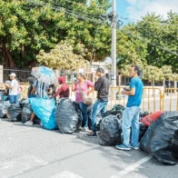 Decenas de personas amanecen en los alrededores del Palacio Municipal por canje “Plásticos por Juguetes”