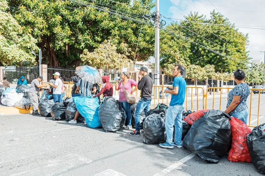 Decenas de personas amanecen en los alrededores del Palacio Municipal por canje “Plásticos por Juguetes”
