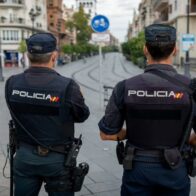 Policías españoles avisan de riesgos por la regularización masiva de inmigrantes