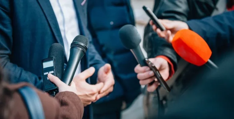 Periodistas venezolanos exigen libertad de los presos y de prensa para la democracia real