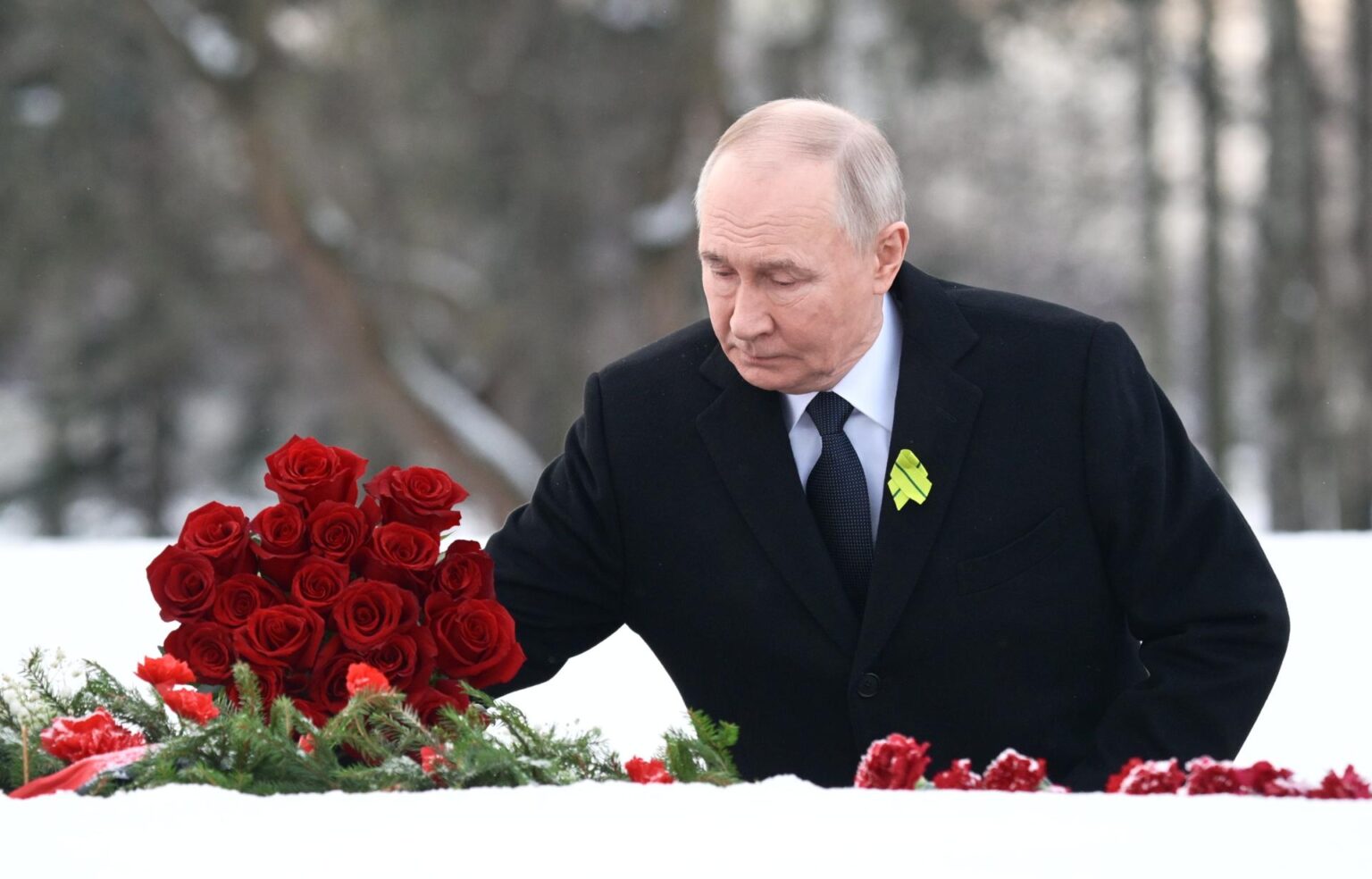 Putin honra a víctimas del bloqueo de Leningrado y deja flores en sepultura de su hermano