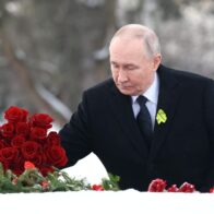 Putin honra a víctimas del bloqueo de Leningrado y deja flores en sepultura de su hermano