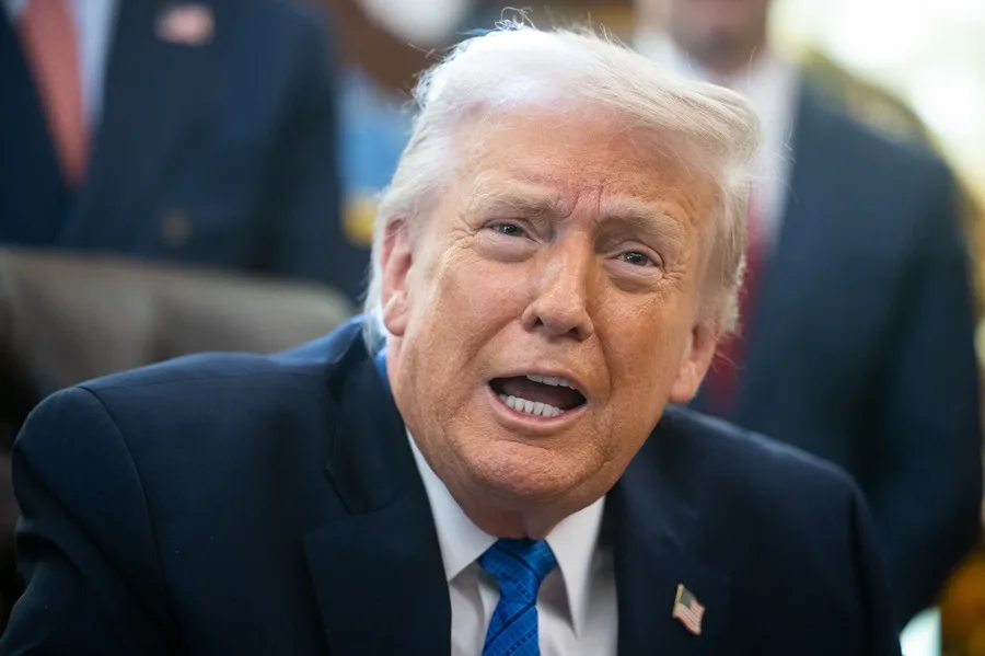 Trump advierte que la flota que se dirige a Irán es «incluso mayor» que la de Venezuela