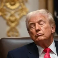 Trump dice que cierra los ojos en las reuniones con su gabinete porque son "aburridísimas"