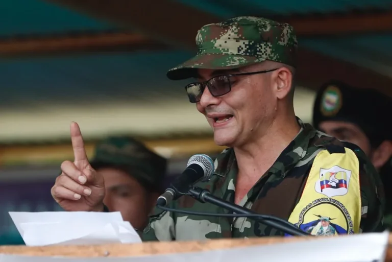 El jefe de disidencias de las FARC, Iván Mordisco, propone unión con ELN tras el ataque de EE.UU. en Venezuela