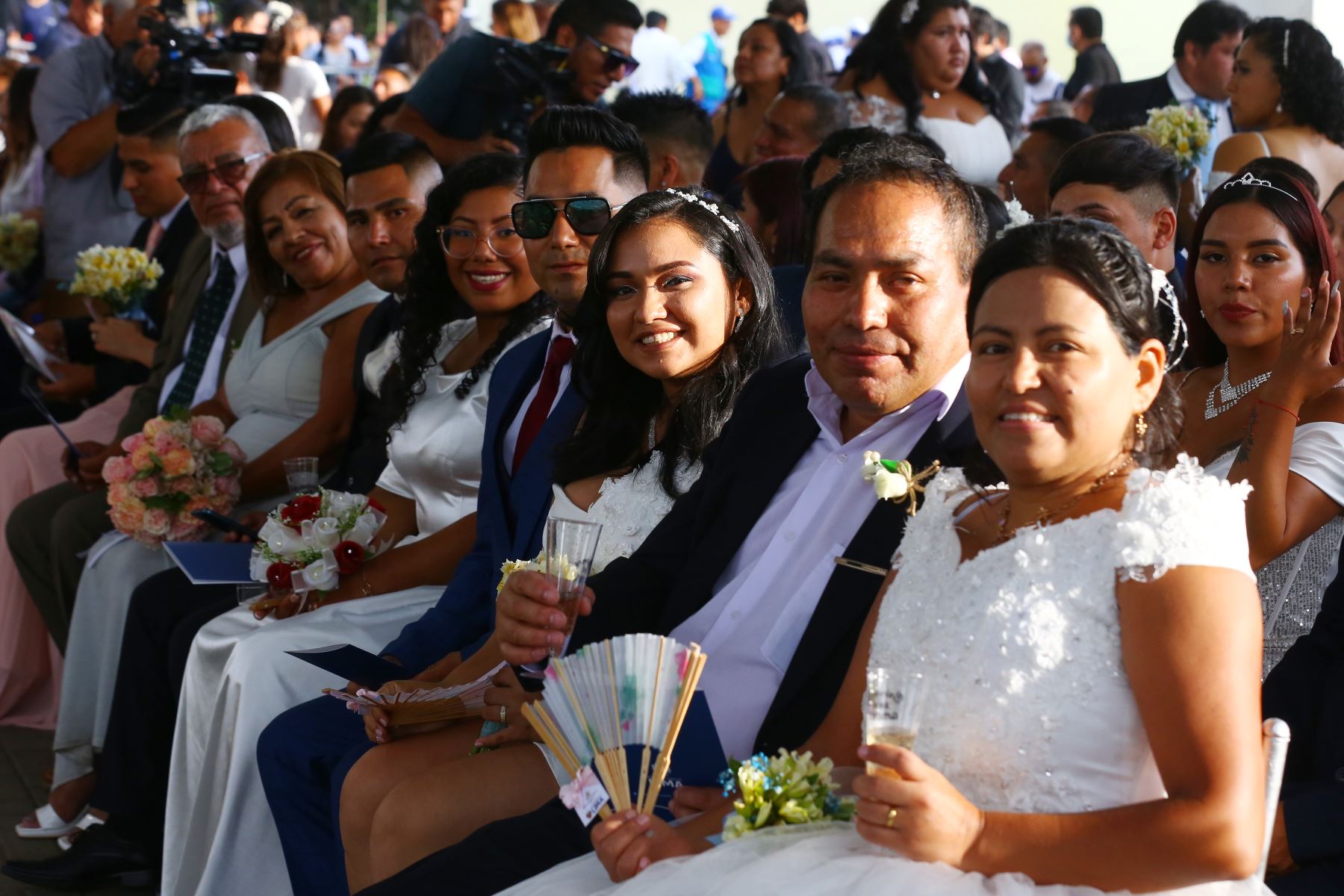 Más de 100 parejas se casan en una boda comunitaria en Lima para celebrar semana del amor