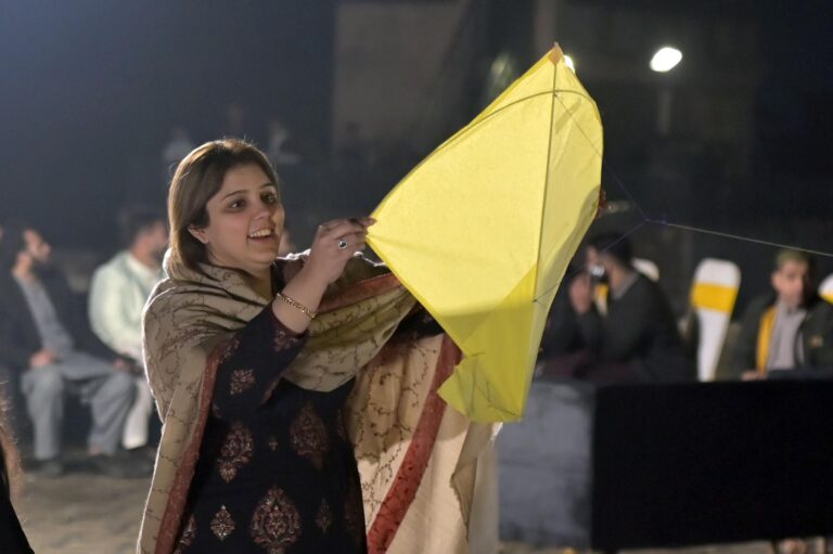 La tradición de volar cometas regresa a Pakistán tras casi dos décadas de prohibición