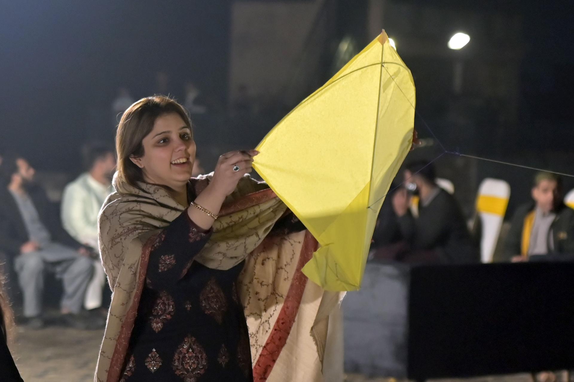 La tradición de volar cometas regresa a Pakistán tras casi dos décadas de prohibición